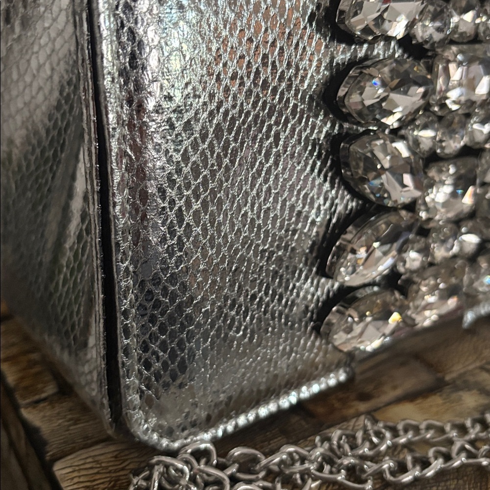NWT INZI Silver Handbag Clutch Crystal Embellishments Chain Strap Snakeskin - Picture 3 of 14